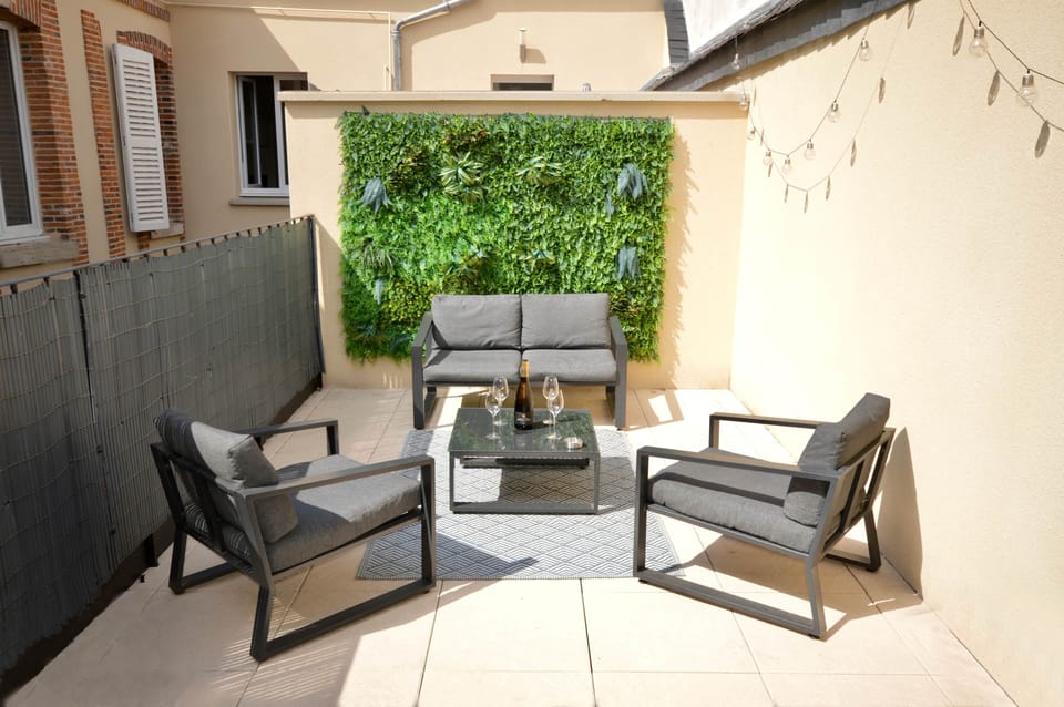 Grande terrasse privée, sans aucun vis-à-vis. Toutes les fenêtres donnent uniquement sur le logement