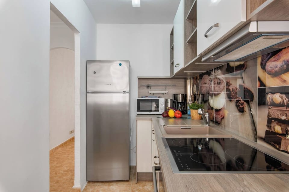 Pleasant beachfront apartment in Calpe (Costa Blanca), sleeps 5 people with three bedrooms and two shower rooms.INTERIOR: It consists of fully equipped kitchen, with dishwasher and hob, heated living room with access to an outdoor terrace overlooking the sea, three bedrooms (two with double bed and one with one single bed) and two separated shower rooms.EXTERIOR: Exterior parking space within the building's premises.LOCATION: It is undoubtedly the ideal place for a holiday without a car, due to its location just 30 meters from the main sandy beach of Calpe, the Arenal Beach. Also a short distance of just 600m, separates the apartment from the center of the town and all its services.OBSERVATIONS: Second floor. It does not have a lift. Free WIFI. Pets are not allowed.