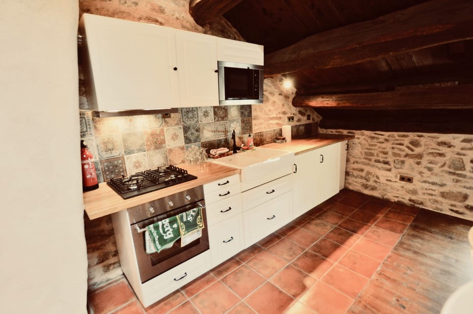 Fully kitted kitchen (dishwasher, washing machine, oven, gas hob, microwave)