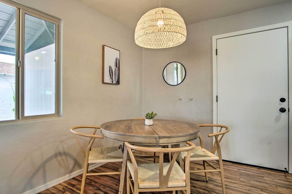 Dining Area | Dishware & Flatware Provided