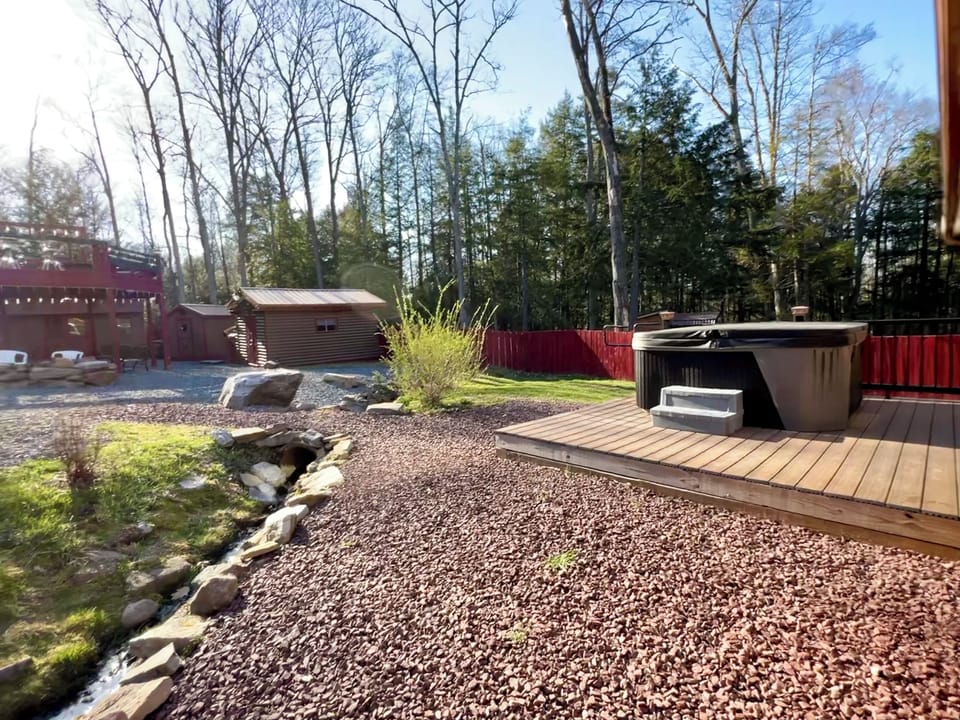 Backyard oasis w/ privacy fence