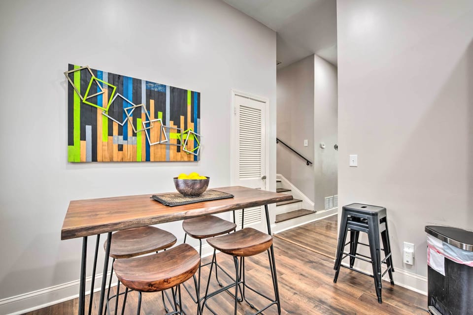 Dining Area | Dishware Provided