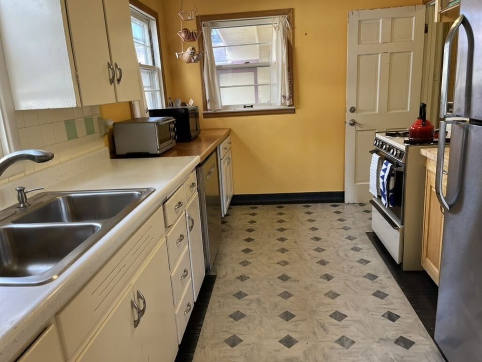Adorable vintage kitchen, fully stocked with all cooking needs