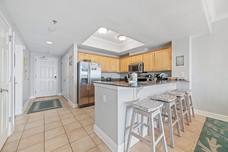 Breakfast bar and kitchen