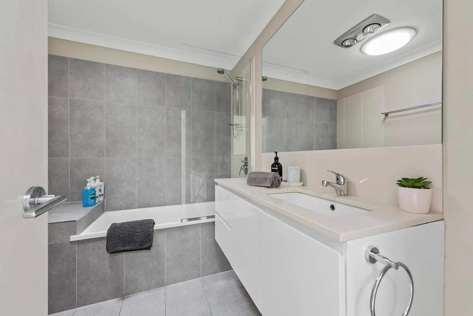 Main bathroom (2nd floor)