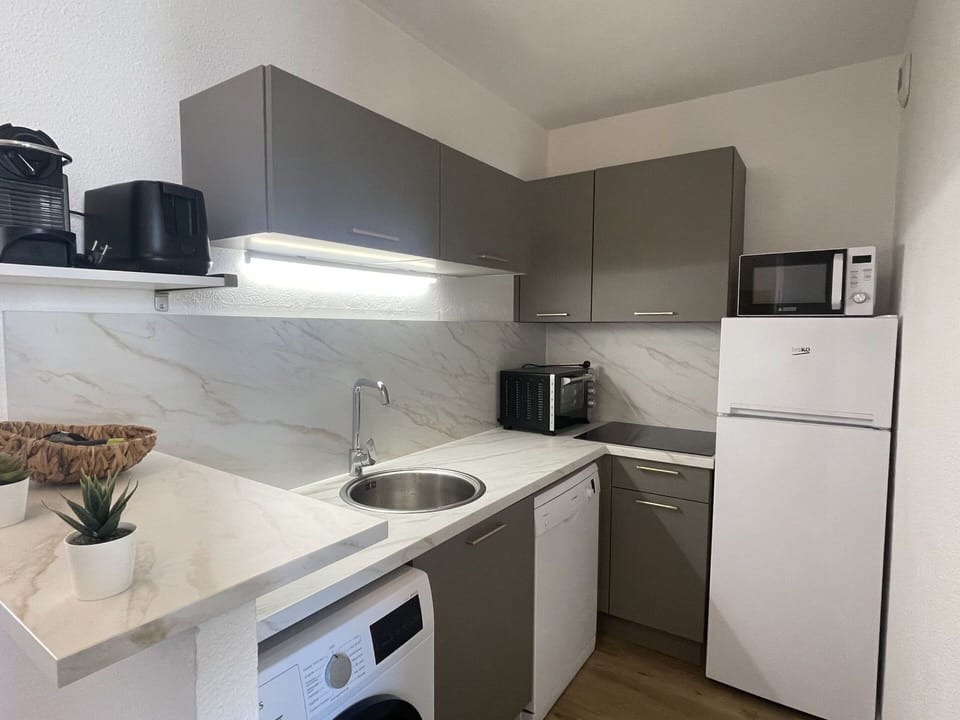 Countertop, Major Appliance, Kitchen Appliance, Flooring, Kitchen, Interior Design, Cabinetry, Floor, Sink, Plumbing Fixture