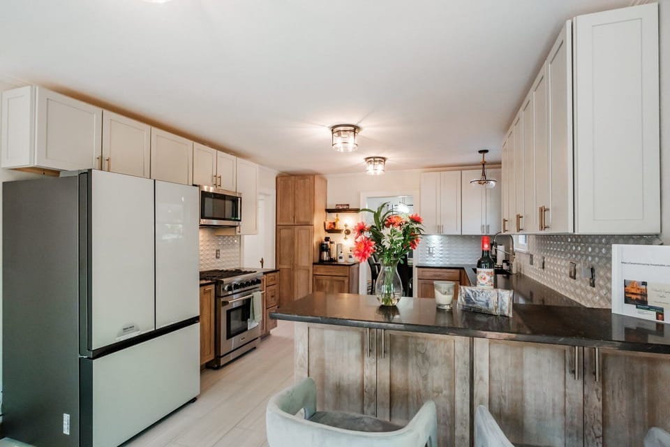 Kitchen w/breakfast bar