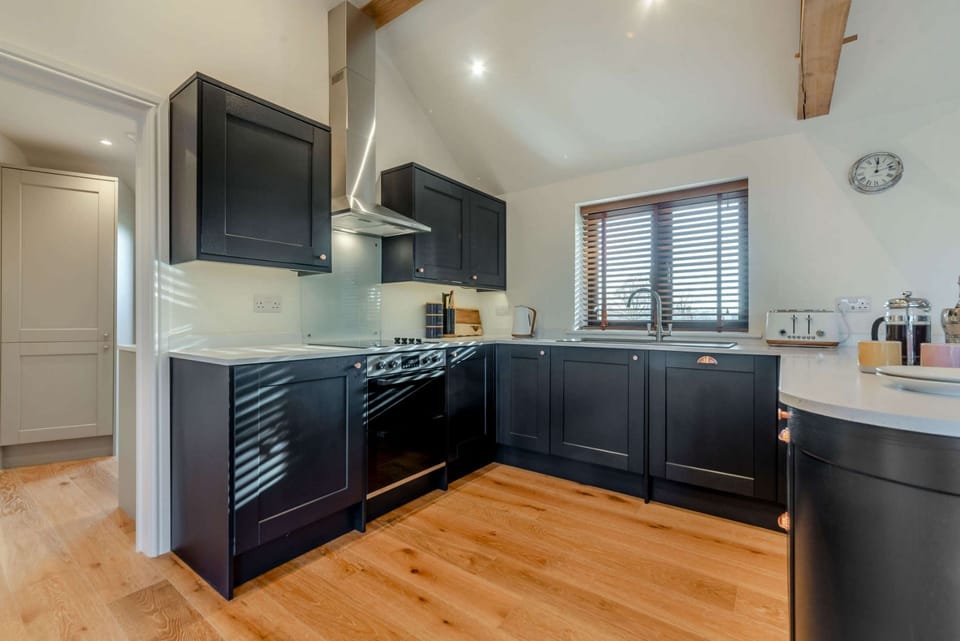 Corner House Barn Kitchen - StayCotswold