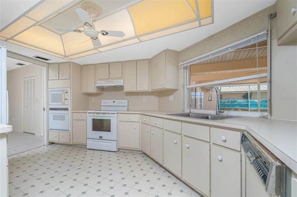 Large Kitchen Completely Equipped for those eat in days  