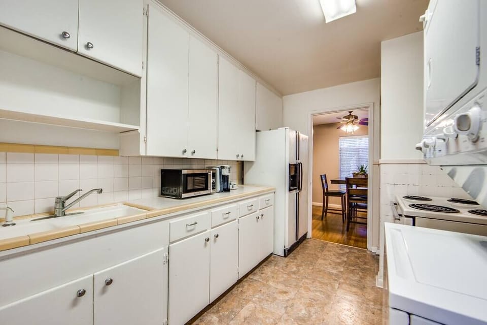 Full kitchen (Old photo taken before October, 2024) (2)