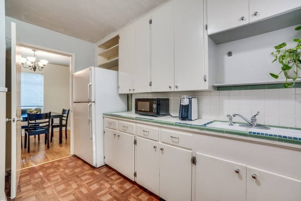 Full kitchen