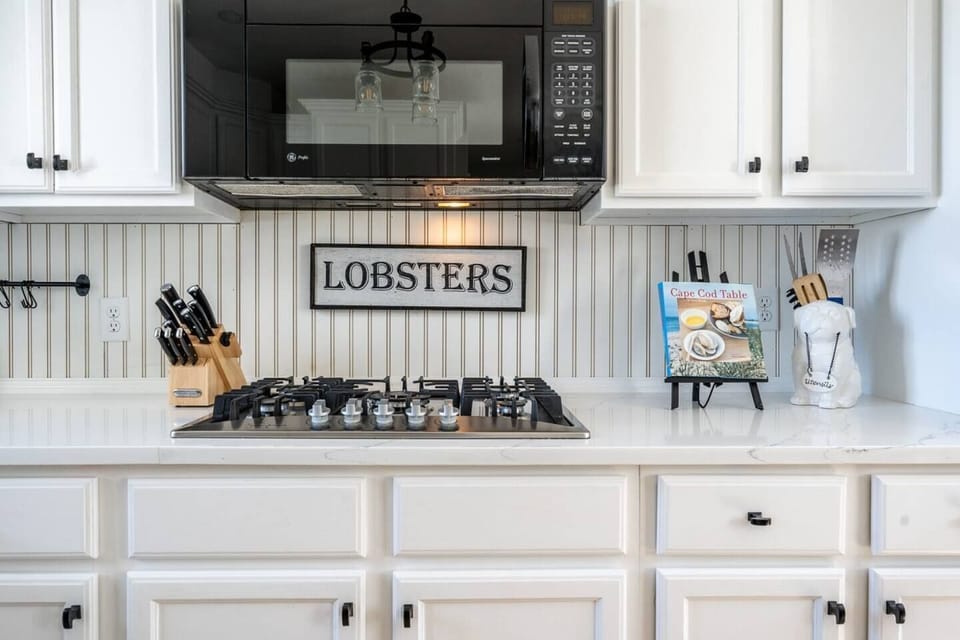 The kitchen is equipped with a gas stove for precise cooking and a microwave for quick and convenient meal preparation.