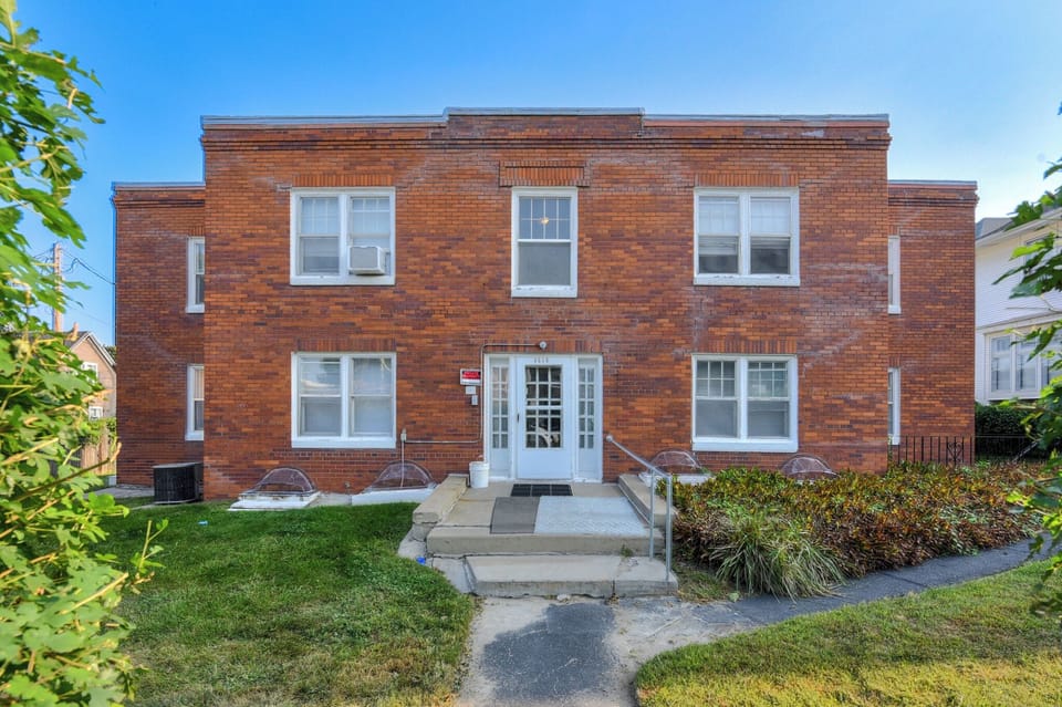 Front view from Leavenworth St, North Side