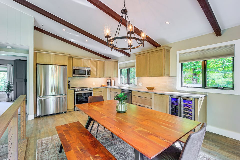 Dining Area | Dishware & Flatware Provided