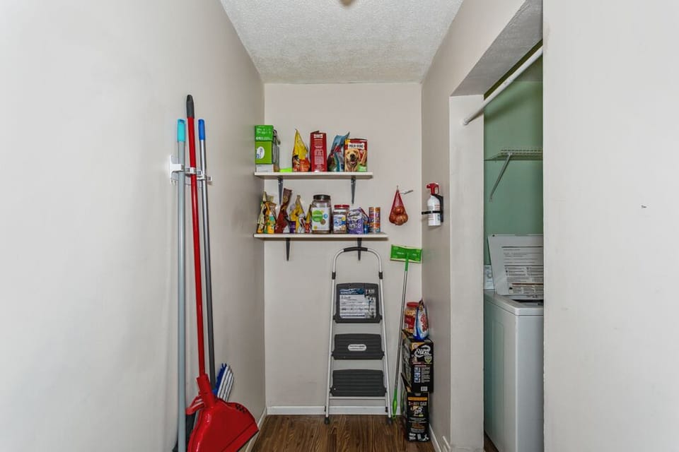 5672 Avondale Rd - Laundry entrance