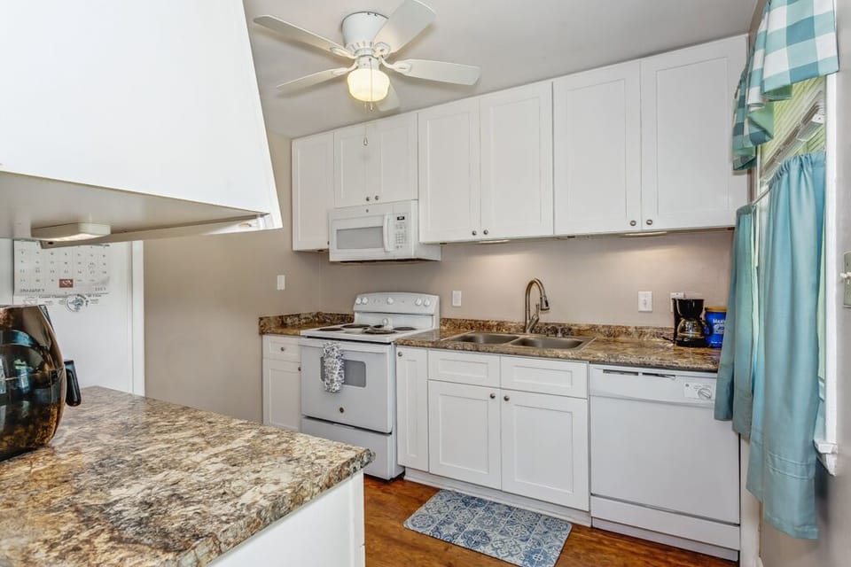 5672 Avondale Rd - Dining room