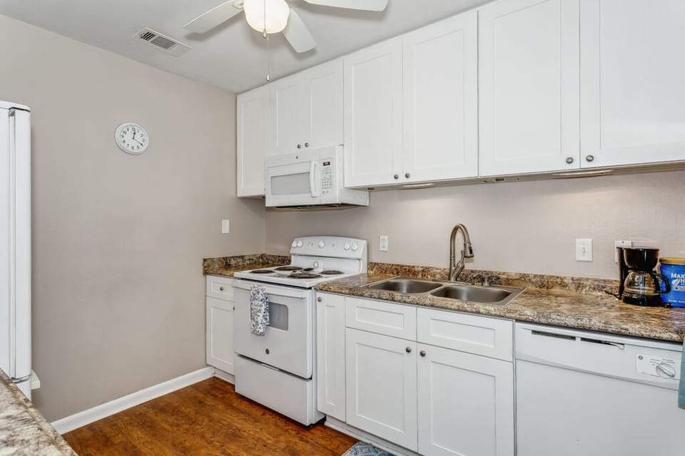 5672 Avondale Rd - Kitchen