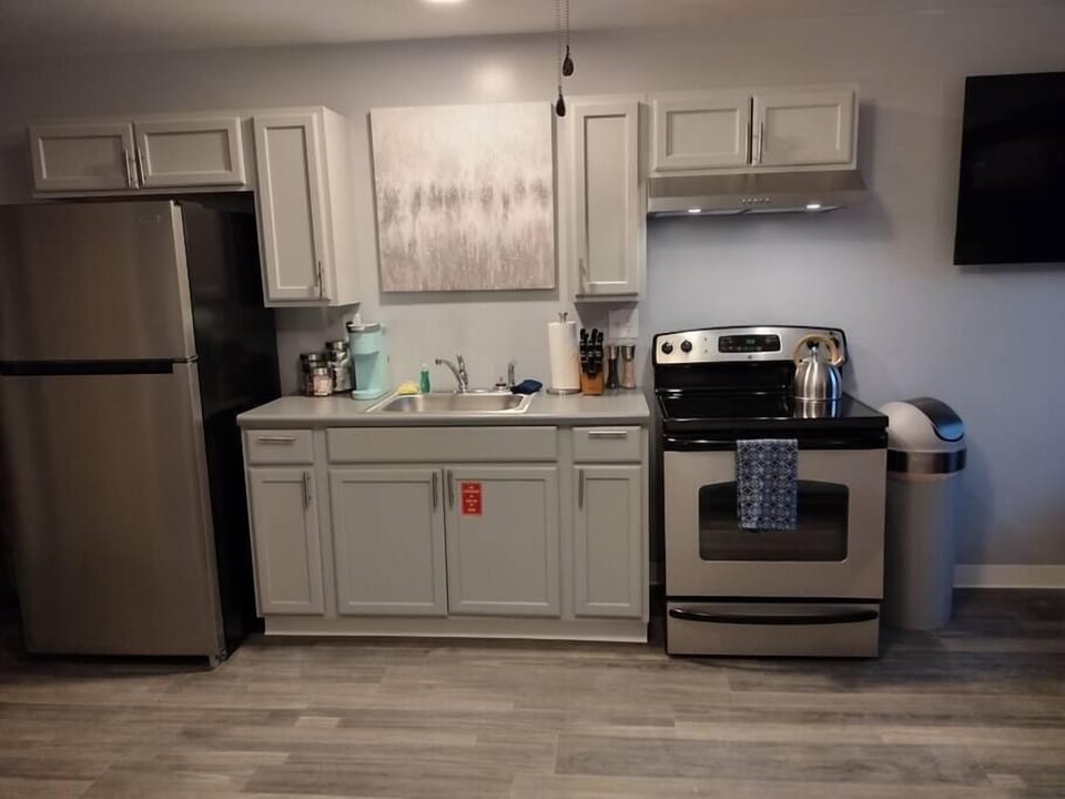 A lovely kitchen to prepare meals in.