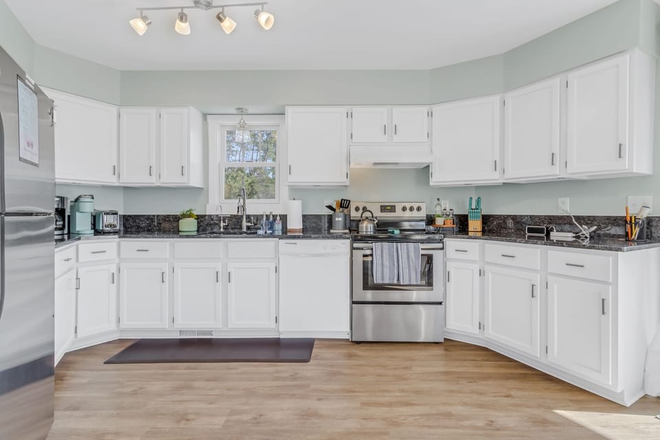 Spacious, well-stocked kitchen!