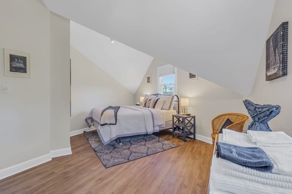 2nd bedroom queen bed