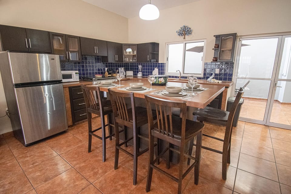 Kitchen and Eating Bar