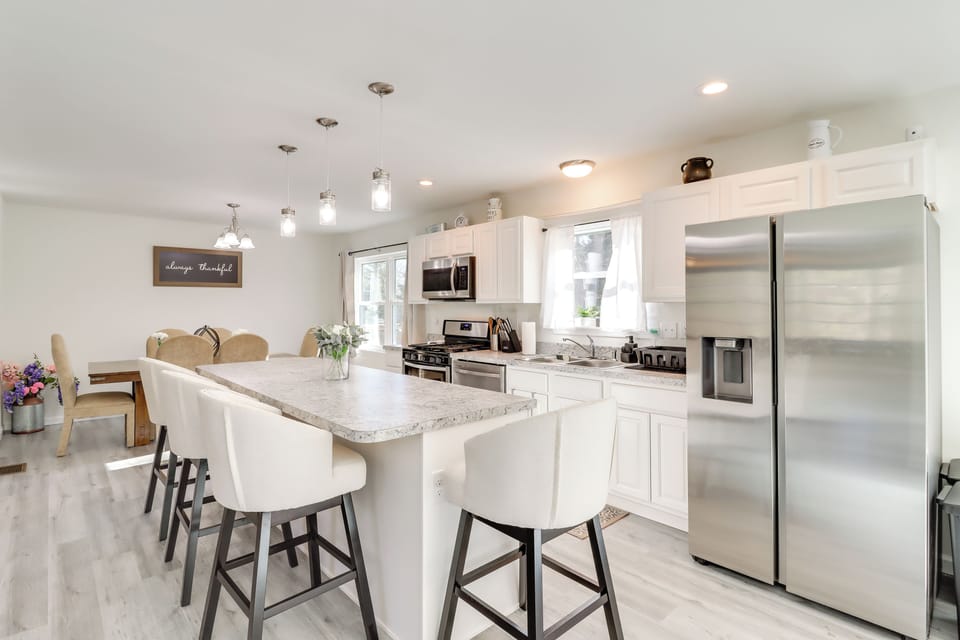 Full Kitchen | Cooking Basics | Dining Table | Coffee Bar