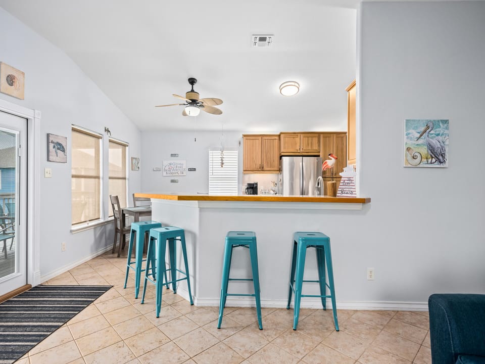 Kitchen - Countertop Seating for 4