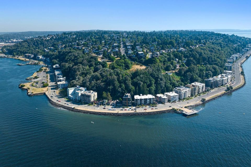 Located 1 mile from Alki Beach