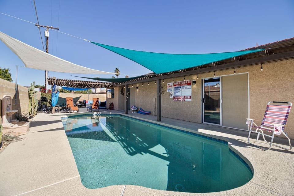 Pool with heater ready to be used any season. Refreshing! 