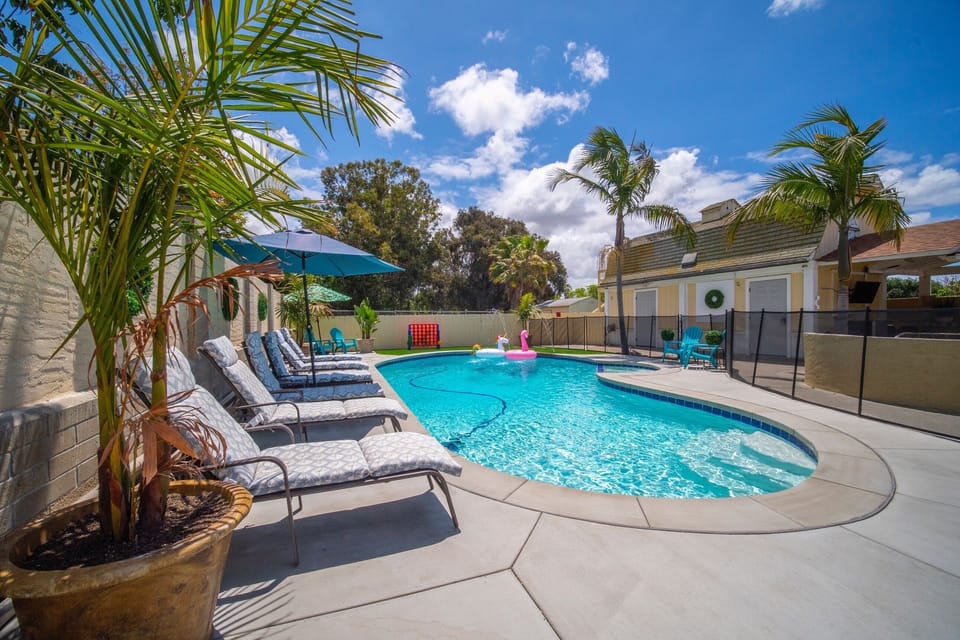 Sparkling pool and hot tub, perfect for relaxation and fun with loved ones.