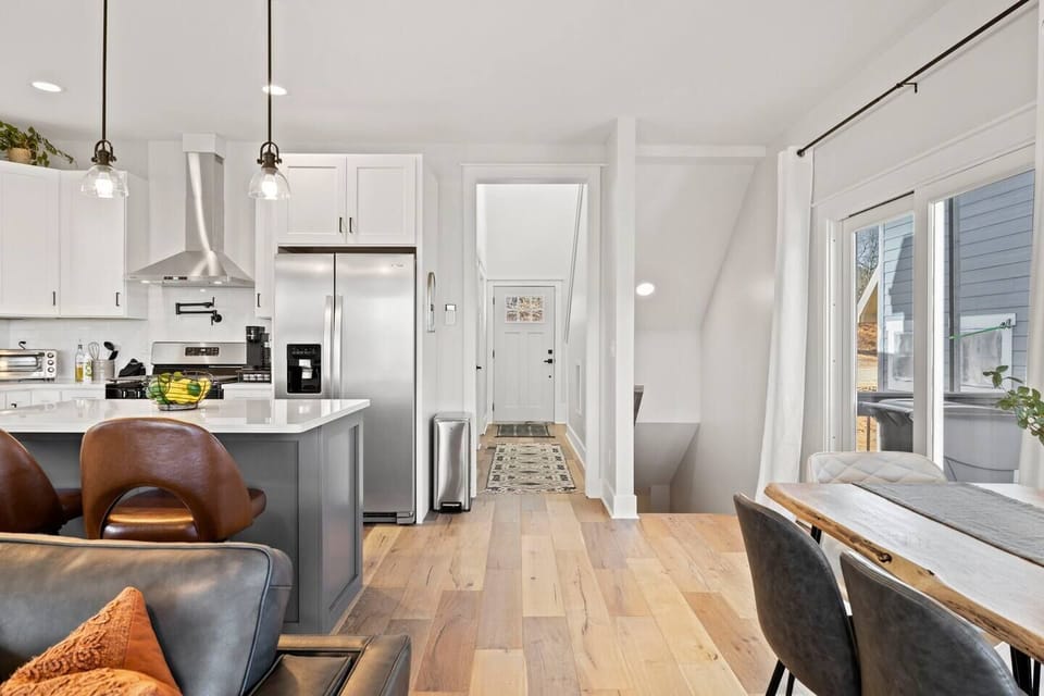 Main level kitchen and dining area with access to the lower level.