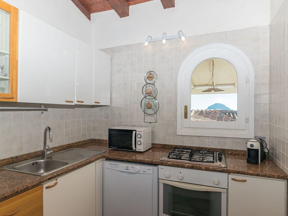 Cabinetry, Countertop, Kitchen Sink, Property, Tap, Sink, Plumbing Fixture, Building, Wood, Kitchen