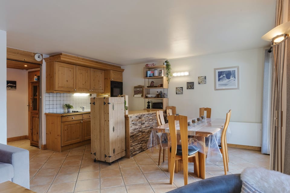 Kitchen dining area