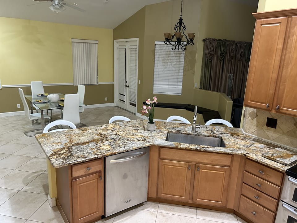 Full kitchen 