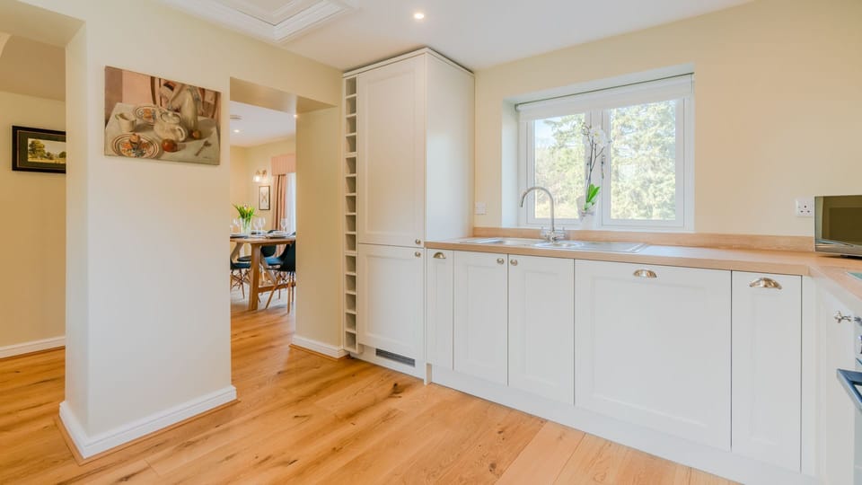 Kitchen to Dining Area, Quarry Lodge, Bolthole Retreats