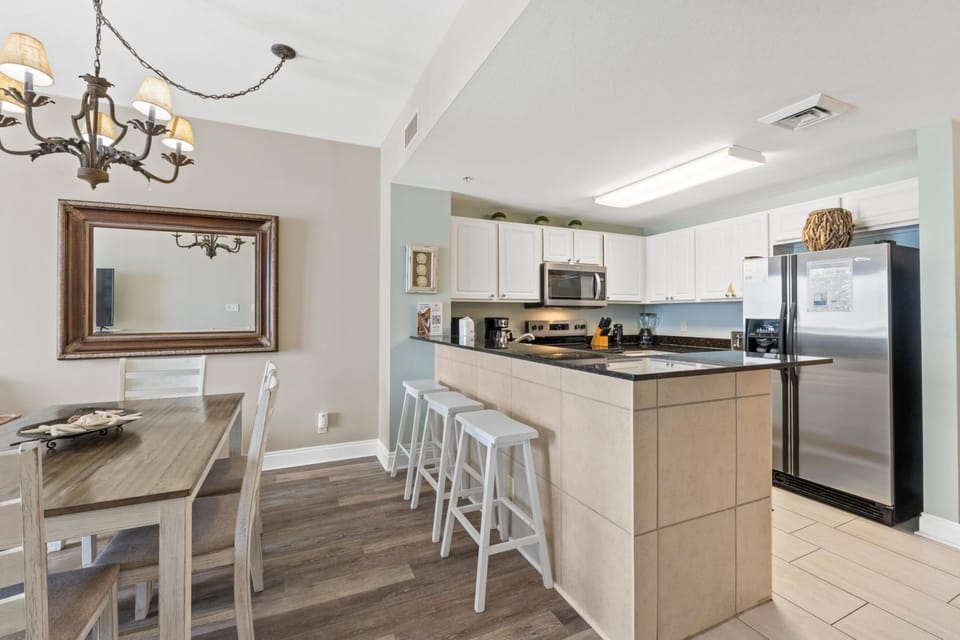 Kitchen with Breakfast Bar