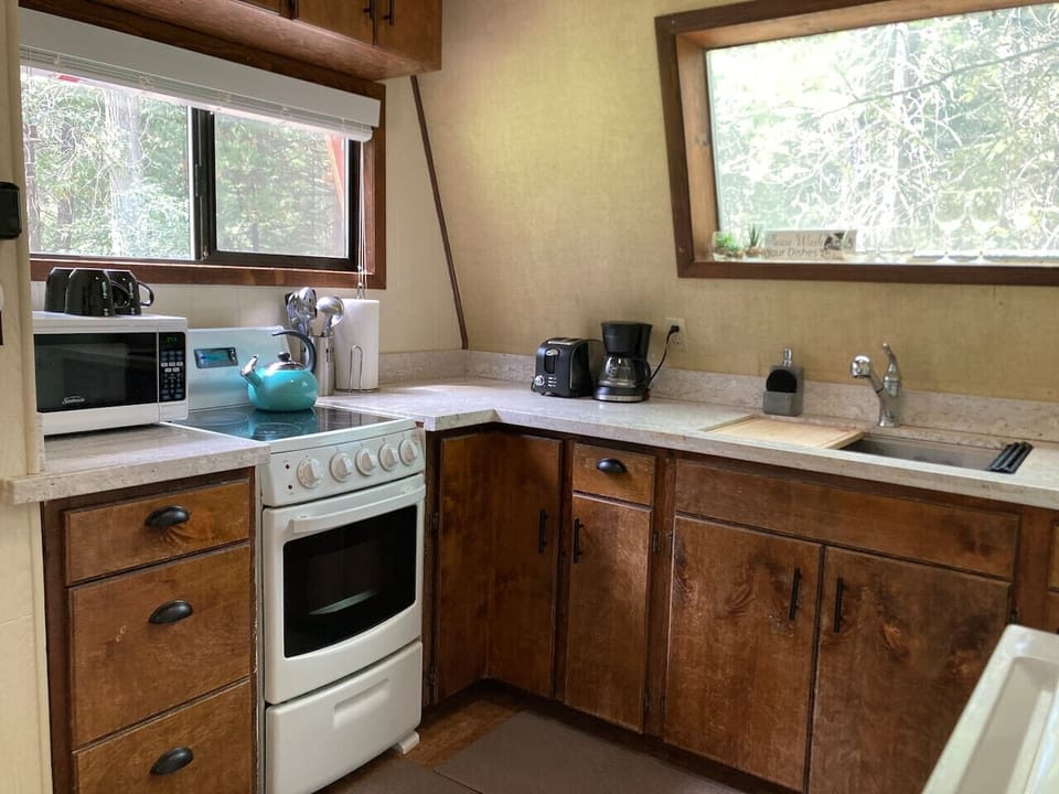 Fully equipped kitchen.