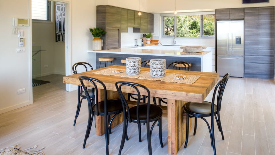 Kitchen dining room in hyams beach accommodation