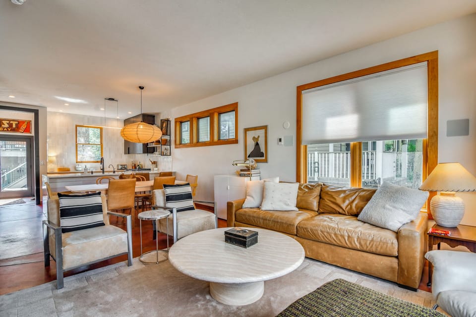 Living Room | Smart TV | Fireplace