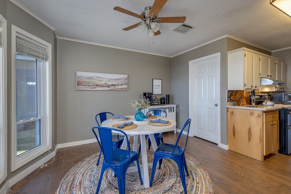 Dining area that seats 4