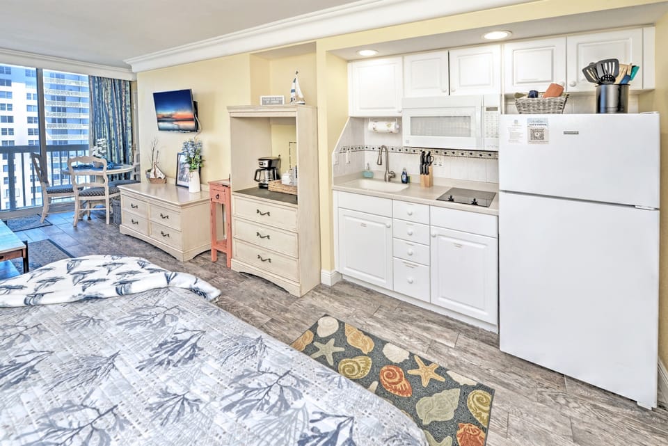 •	Convenience at the Beach: Everything you need for a longer stay or a quick getaway. Stock the full-size fridge and make yourself at home!