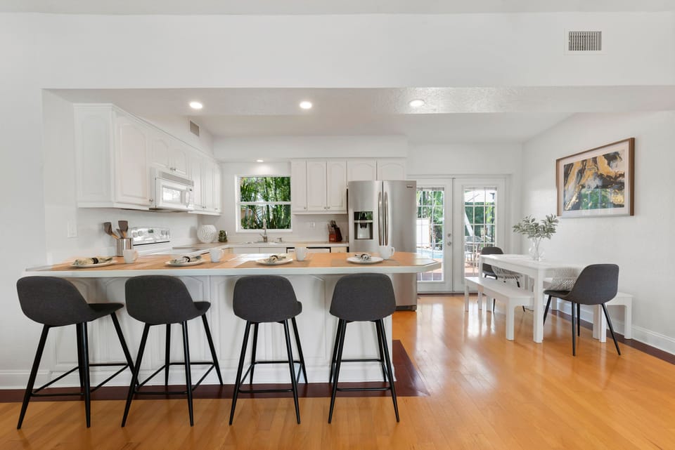Seating for 4 at the kitchen island