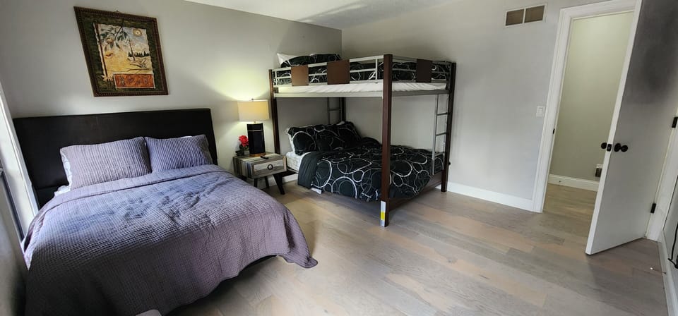 Guest 2 with 1 queen bed and 2 full size