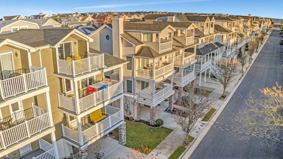 Just 1 block from beach AND boardwalk!  Very walkable!