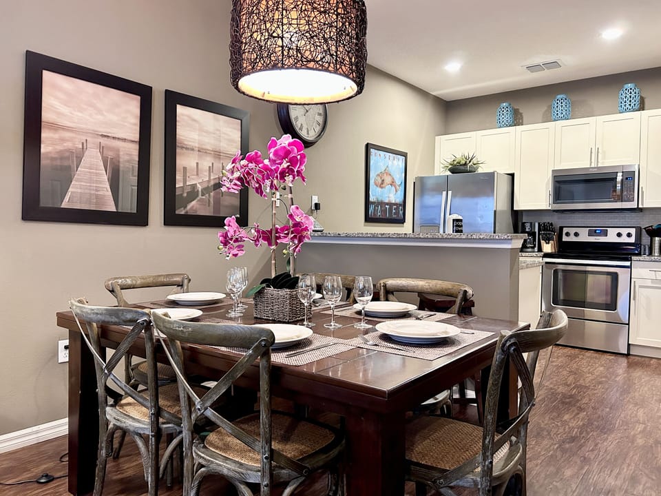Dining and kitchen areas combined, seats up to 6.