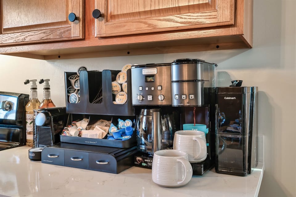 Come and enjoy our fully equipped coffee bar! Whether you'd like a cup to start your day or end it just right, we've got everything for an indulgent experience.