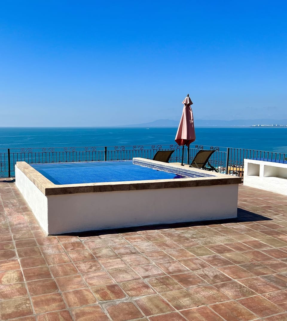 Rooftop plunge pool - gorgeous views of sunset and bay!