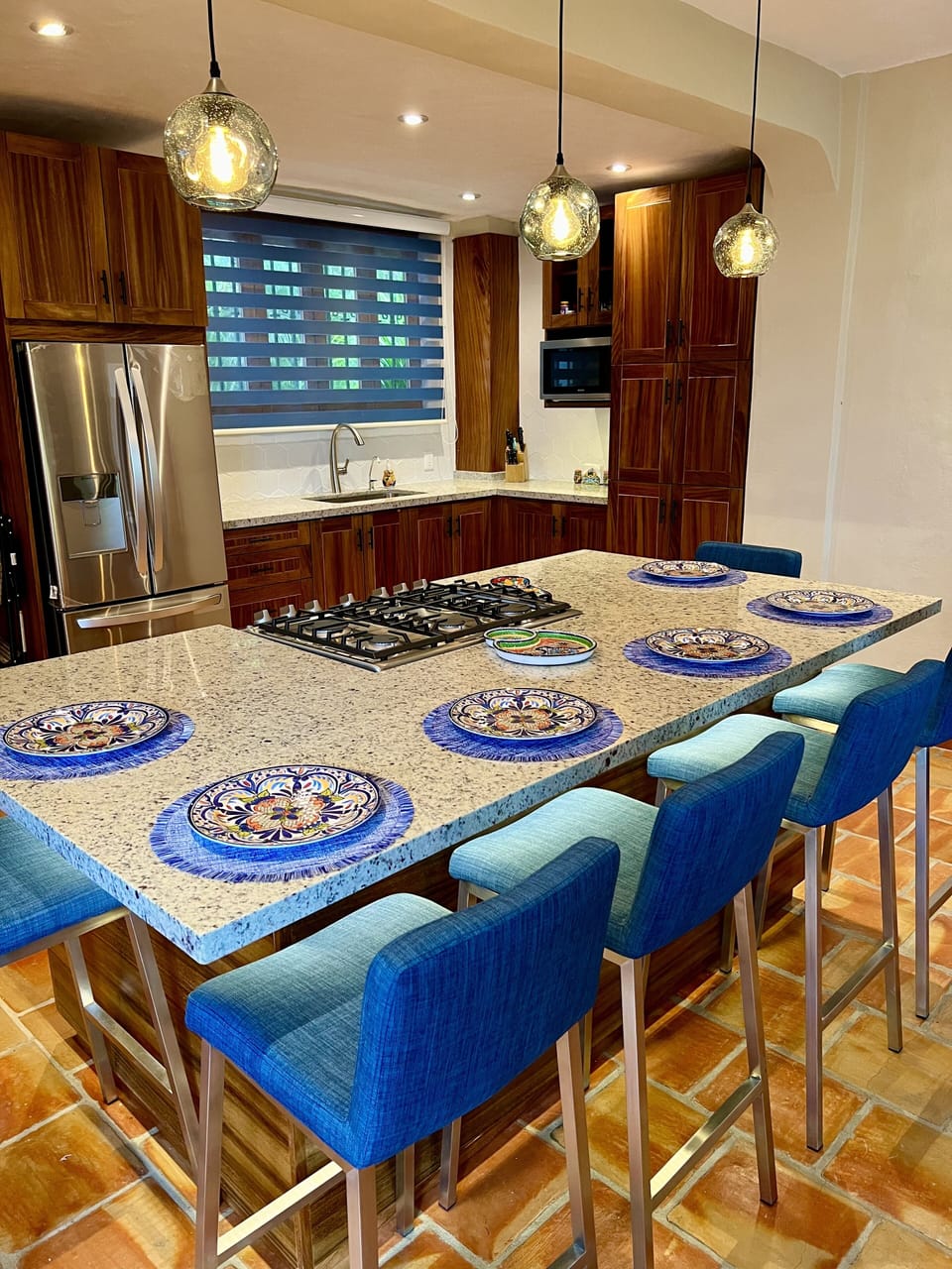 Seating for 6 around the new oversized granite island. Filtered water/ice.