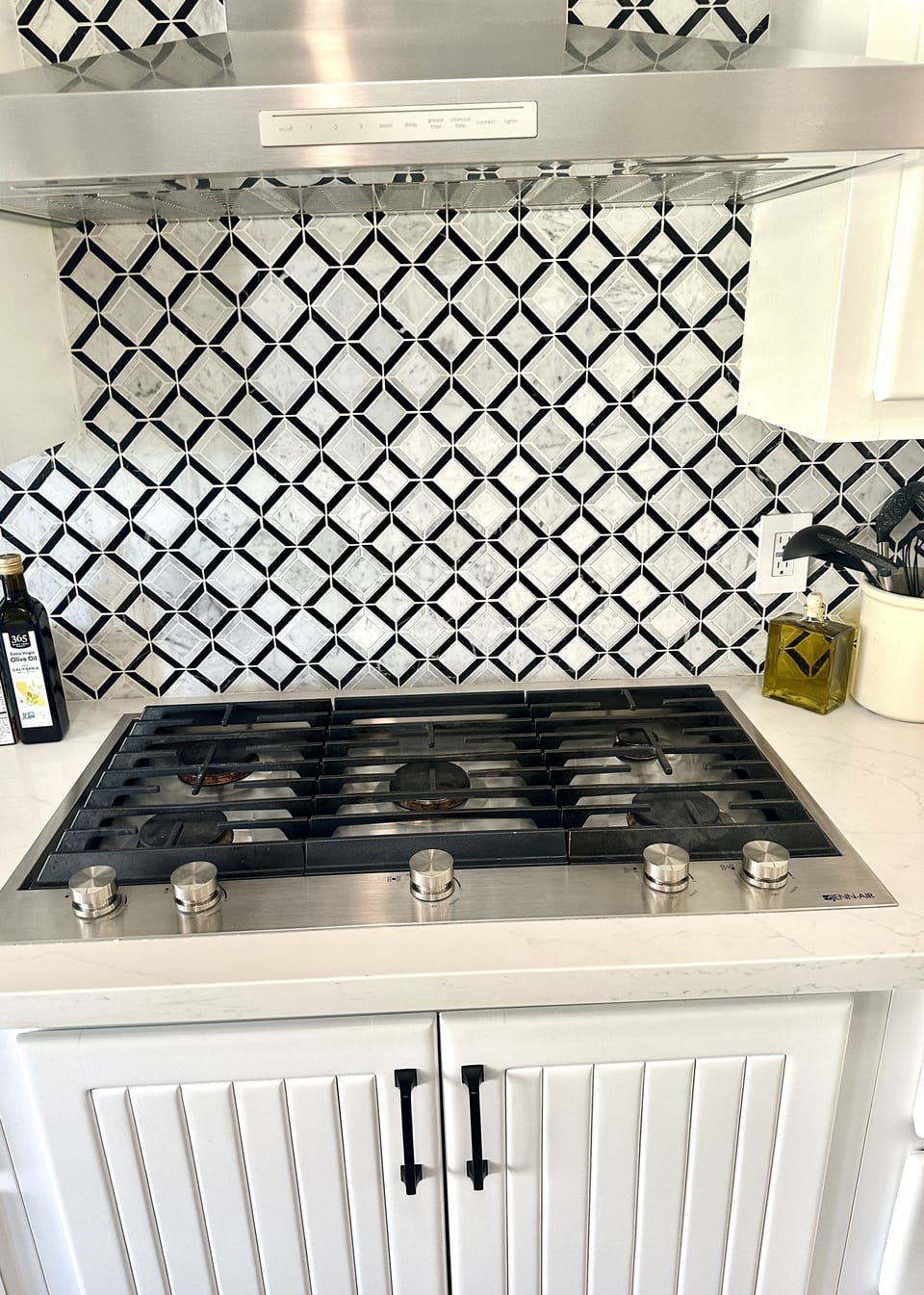 Chefs Enjoy the high end cookware when using this awesome gas cooktop! 
