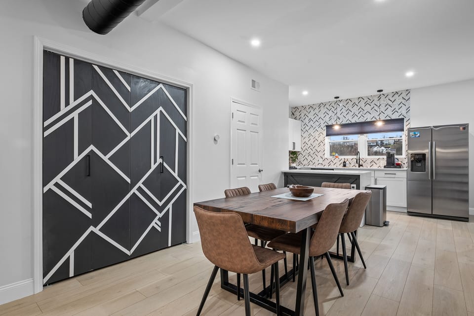 Main Level: dining area